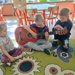 Kacper gra na gitarze