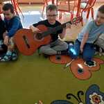 Mieszko gra na gitarze