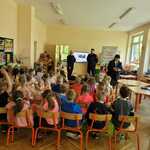 dzieci oglądają film edukacyjny