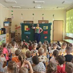 aktor z pacynką wilkiem