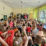 dzieci machają rękoma