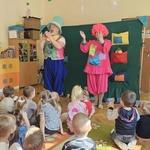 aktorzy klaszczą w ręce
