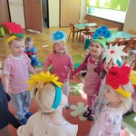 dzieci w opaskach na głowie