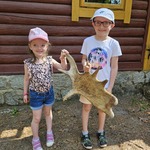 Julita i Tymon trzymają łopatę łosia
