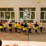 dzieci z grupy III tańczą w żółto-czarnych strojach