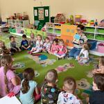 dzieci i pani bibliotekarka