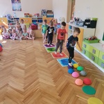 chłopcy na ścieżce sensorycznej