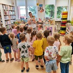 dzieci słuchają o książkach