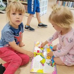 Sofia i Julek oglądają książkę