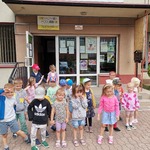 dzieci stoją przed biblioteką
