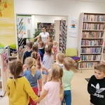 dzieci i pani z biblioteki