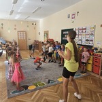 dzieci tańczą