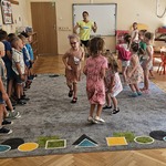 dziewczynki tańczą