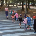 dzieci na przejściu dla pieszych