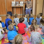 Pani pokazuje książki