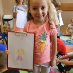 Weronika trzyma rysunek