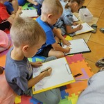 dzieci rysują emocje