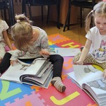 dziewczynki oglądają książki