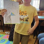 Daniil pokazuje rysunek