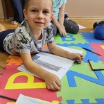 Bruno ogląda książkę