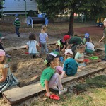 dzieci szukają skarbów w piaskownicy