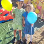 dzieci z balonami