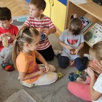 dzieci rozpakowują klocki