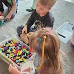 dzieci budują z klocków origami