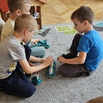chłopcy bawią się pojazdami