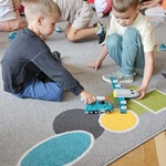Aivan i Daniil bawią się pojazdami