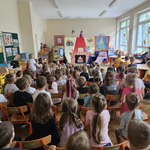 dzieci oglądają przedstawienie