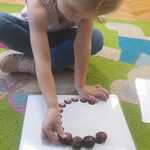 Łucja układa kasztany