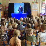 dzieci oglądają przedstawienie