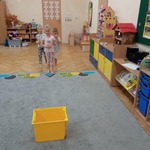 dzieci wrzucają woreczkek do pojemnika