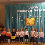 dzieci śpiewają piosenkę