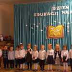 młodsze dzieci śpiewają piosenkę