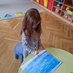 Weronika maluje kartkę na niebiesko