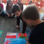 Darek przykleja flagę Białorusi