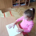 Marcelina odbija dłoń na kartce