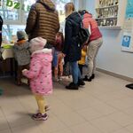 rodzie częstują się pieczywem