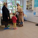 rodzice z dziećmi przy stole z pieczywem
