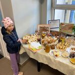 Martyna częstuje się pieczywem
