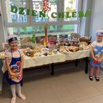 Marcelina i Zuzia przy stole z pieczywem