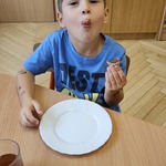 Bartek je kanapkę z pastą