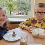 Julita i Tymon z czekoladowymi wąsami