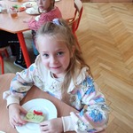 Marcelina trzyma kanapkę