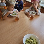 dzieci jedzą makaron ze szpinakiem