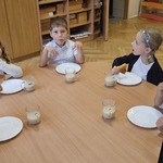 dzieci jedzą drożdżowe bułeczki