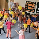 dzieci tańczą z balonami