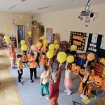 dzieci podnoszą balony do góry